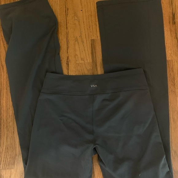 Victoria’s Secret gray flare yoga pants, size S - Picture 4 of 6